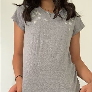 Gray t-shirt with bead flowers